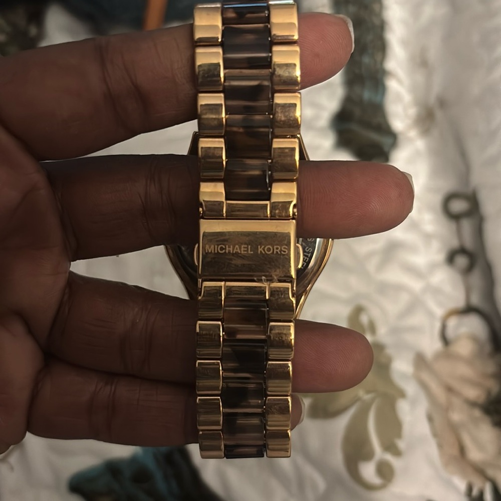 Michael Kors watch
Dooney&Bourke sling bag